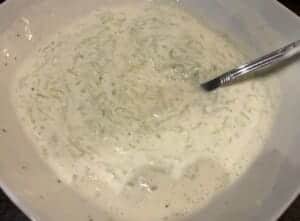 przygotowanie sosu tzatziki do sałatki z kurczakiem