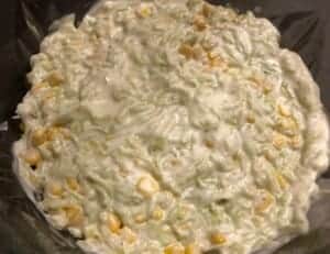 kukurydza i sos tzatziki w warstwowej sałatce z kurczakiem