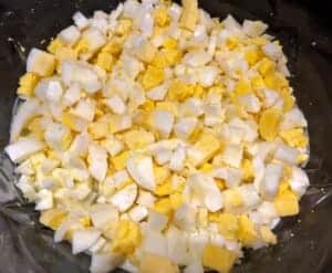 cebula i jajka jako kolejne warstwy sałatki