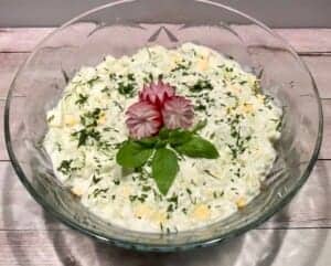 Warstwowa sałatka z kurczakiem i sosem tzatziki