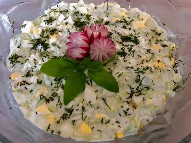 Sałatka z kurczakiem i sosem tzatziki