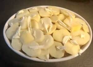 wierzch zapiekanki ziemniaczanej przed pieczeniem