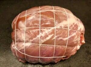 przygotowanie mięsa na domową wędlinę na kanapki