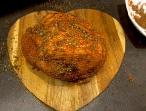 domowa szynka na kanapki po marynowaniu i doprawieniu przyprawami