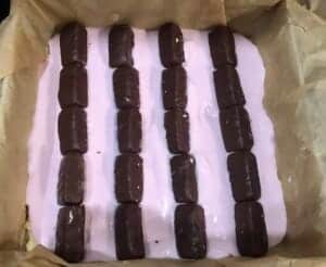 układanie ptasiego mleczka na masie serowej w cieście rajski ptak