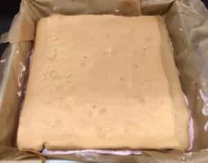 nakładanie drugiej warstwy biszkoptu na masę serową