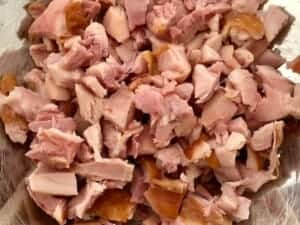 krojenie mięsa na sałatkę z wędzonym kurczakiem i makaronem