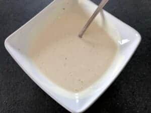 mieszanie sosu do sałatki