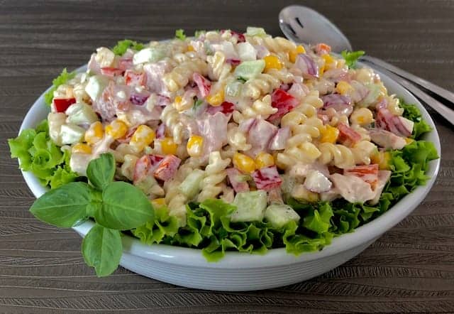 Sałatka makaronowa z wędzonym kurczakiem