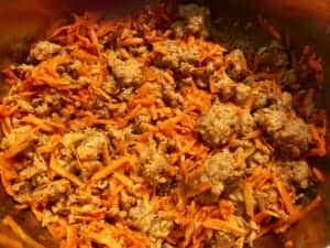 dodawanie marchewki do mięsa mielonego