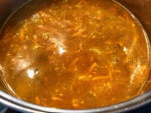 gotowanie składników w bulionie na zupę bolońską