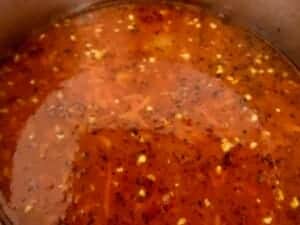 zupa bolońska - dodawanie przecieru pomidorowego i przypraw