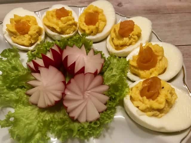 Jajka faszerowane wędzonym łososiem