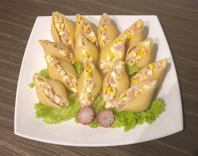 Sałatka jajeczna z porem i szynką w muszlach