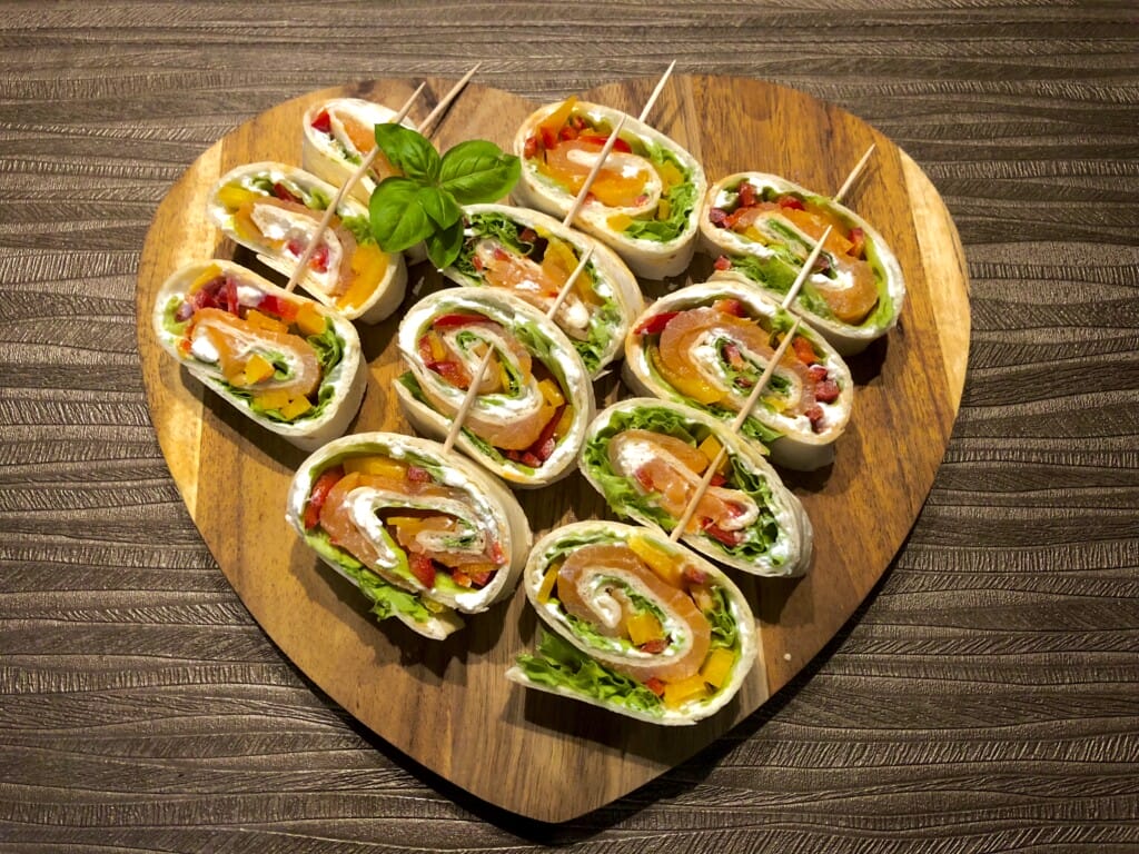 Rollsy z łososiem – koreczki z tortilli