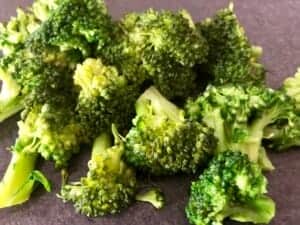 Lekka sałatka z kaszą kuskus i brokułem - IMG 2503