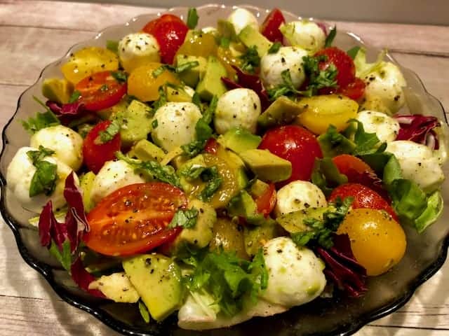 Sałatka z mozzarellą, awokado i pomidorkami