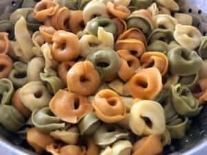 ugotowane tortellini do zapiekanka z sosem beszamelowym