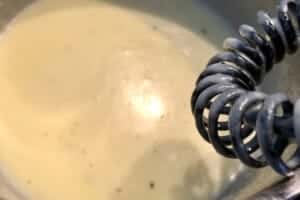 przygotowanie sosu do zapiekanka z tortellini