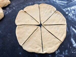 Rozwałkowane ciasto do rogalików maślanych