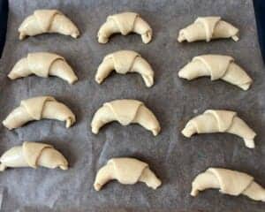 Rogaliki maślane ułożone na blaszce przed pieczeniem