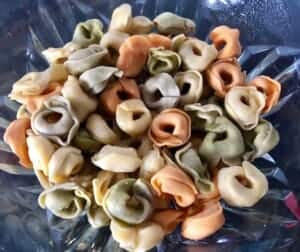 ugotowane tortellini do sałatki z pysznym sosem