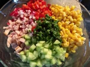 pokrojone warzywa i szynka do sałatki