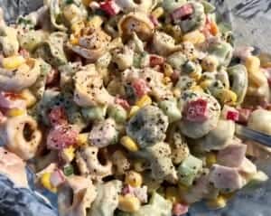 sałatka z tortellini szynką i serem