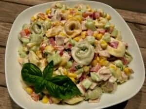 Sałatka z tortellini i pysznym sosem