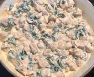 Muszle ze szpinakiem, kurczakiem i fetą w sosie pomidorowym - IMG 5867