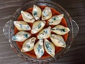 Muszle ze szpinakiem, kurczakiem i fetą w sosie pomidorowym - IMG 5873