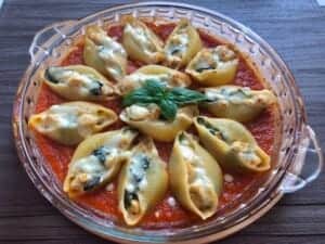 Muszle ze szpinakiem, kurczakiem i fetą w sosie pomidorowym - IMG 5895