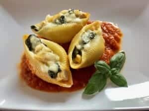 Muszle ze szpinakiem, kurczakiem i fetą w sosie pomidorowym - IMG 5915