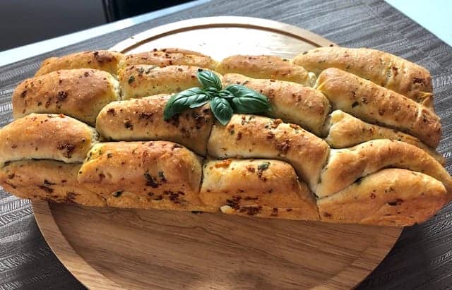 Odrywany chlebek z czosnkiem i ziołami