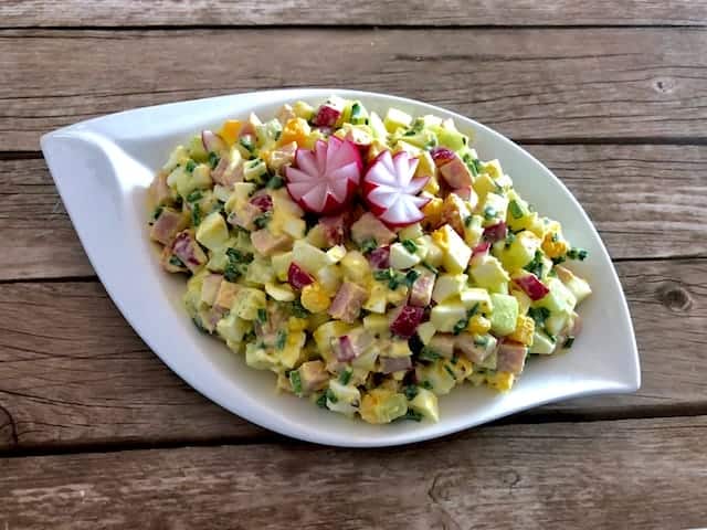 Wiosenna sałatka z rzodkiewką, szynką i ogórkiem