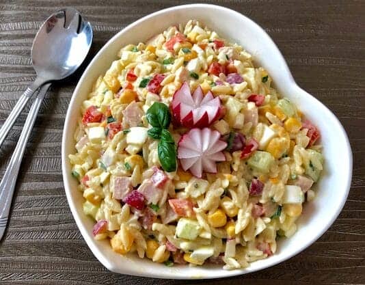 Kolorowa sałatka makaronowa