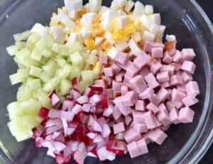 Kolorowa sałatka makaronowa z jajkiem, szynką i warzywami