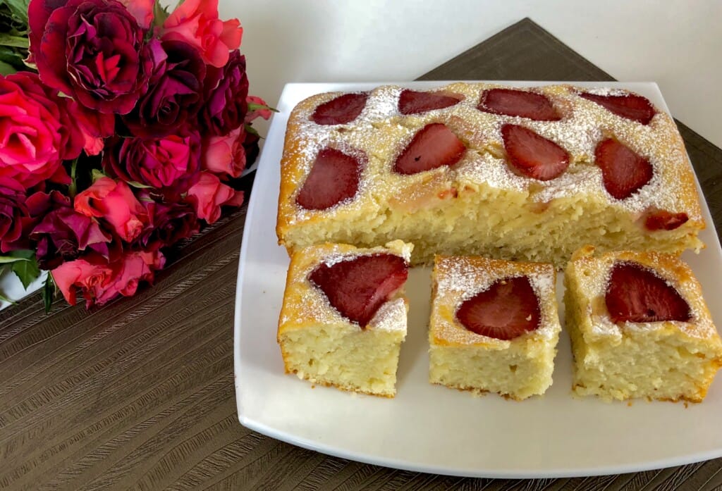 Ciasto jogurtowe z truskawkami – proste i pyszne!