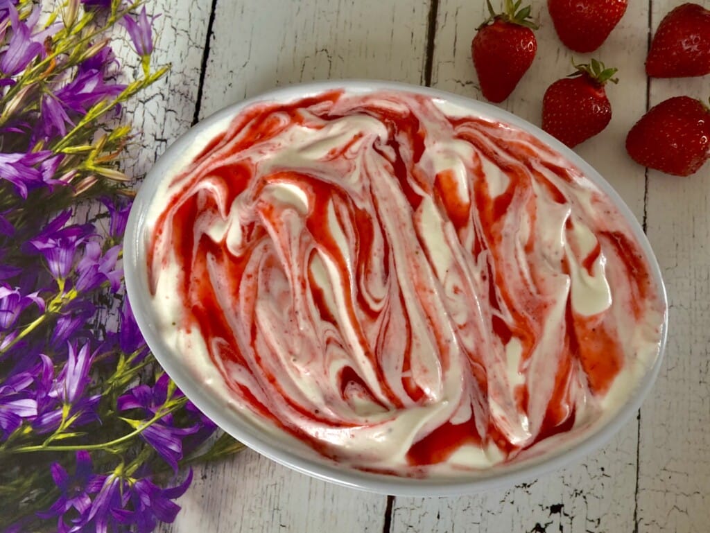 Lody jogurtowo-śmietankowe z truskawkami