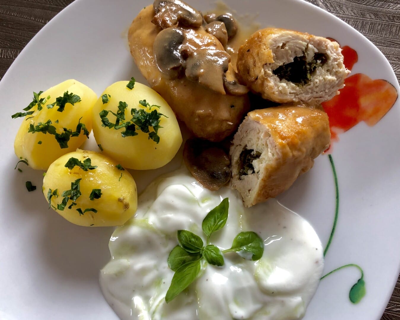 Roladki drobiowe ze szpinakiem i fetą w sosie pieczarkowym - 967C75B6 D3B0 4AEE A904 1B1C4320FECA