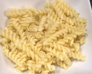 Sałatka makaronowa z serem i salami - DE5A754B 3BAA 4CF3 914E 9F894602E79F