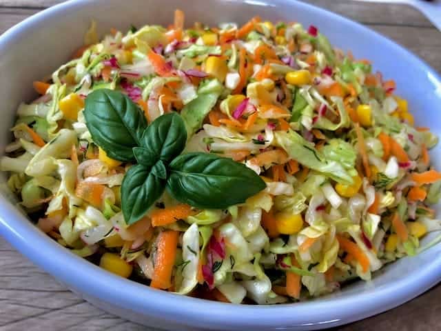 Surówka z młodej kapusty