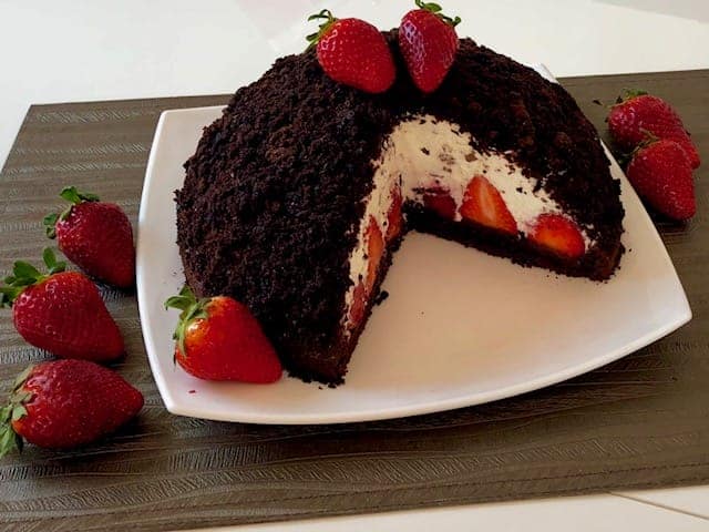 Domowy kopiec kreta z truskawkami