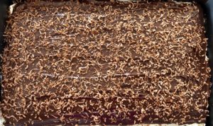 Dekorowanie ciasta kostka Rocher startą czekoladą