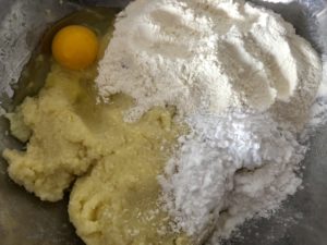 dodawanie jajka i mąki do masy na kopytka jaglane