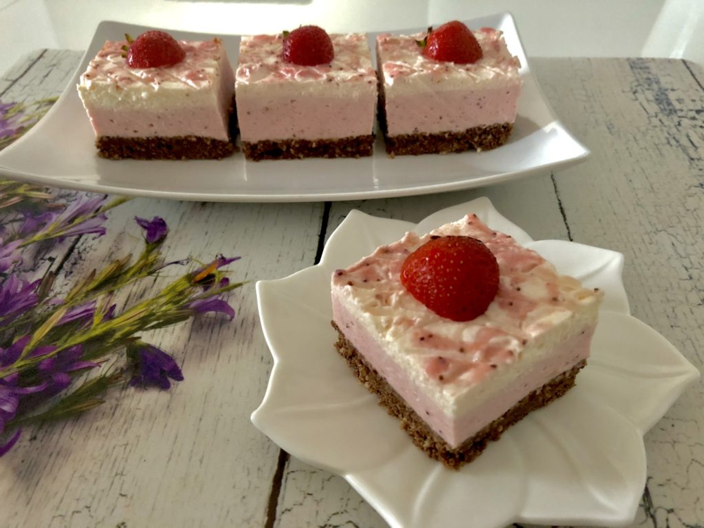 Sernik na zimno na jogurtach greckich z musem truskawkowym i chrupiącym czekoladowym spodem