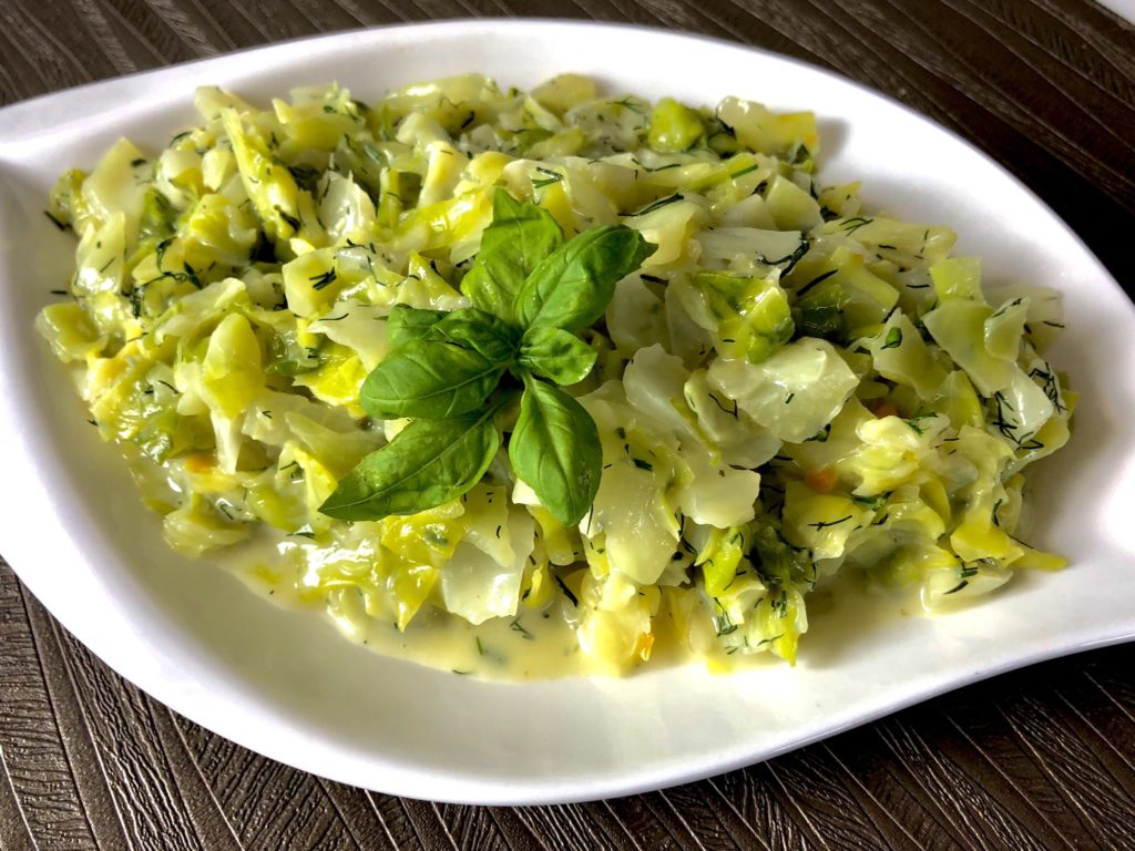 Młoda kapusta zasmażana ze śmietanką i koperkiem