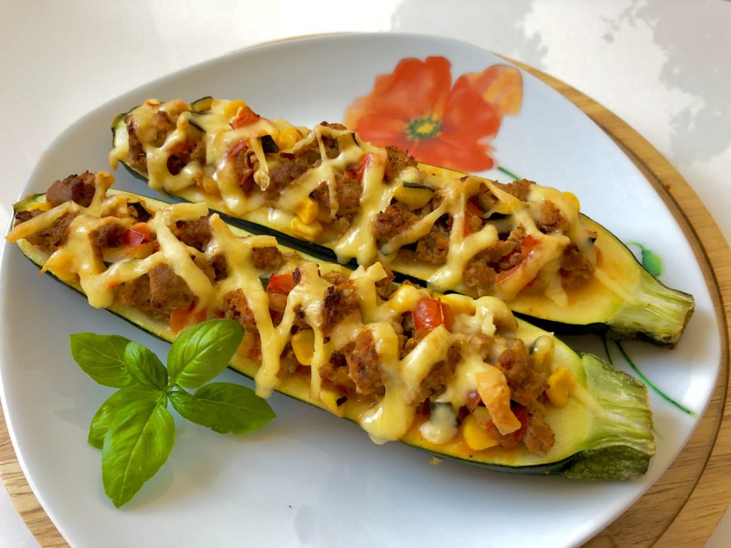 Cukinia faszerowana mięsem i warzywami