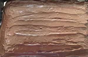 Wykańczanie kostki Ferrero Rocher polewą