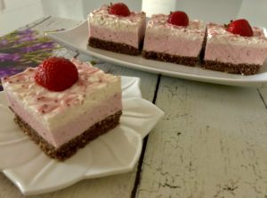 Sernik na zimno na jogurtach greckich z musem truskawkowym i chrupiącym czekoladowym spodem - A1D0C018 C499 4459 A147 0C1D27C42801